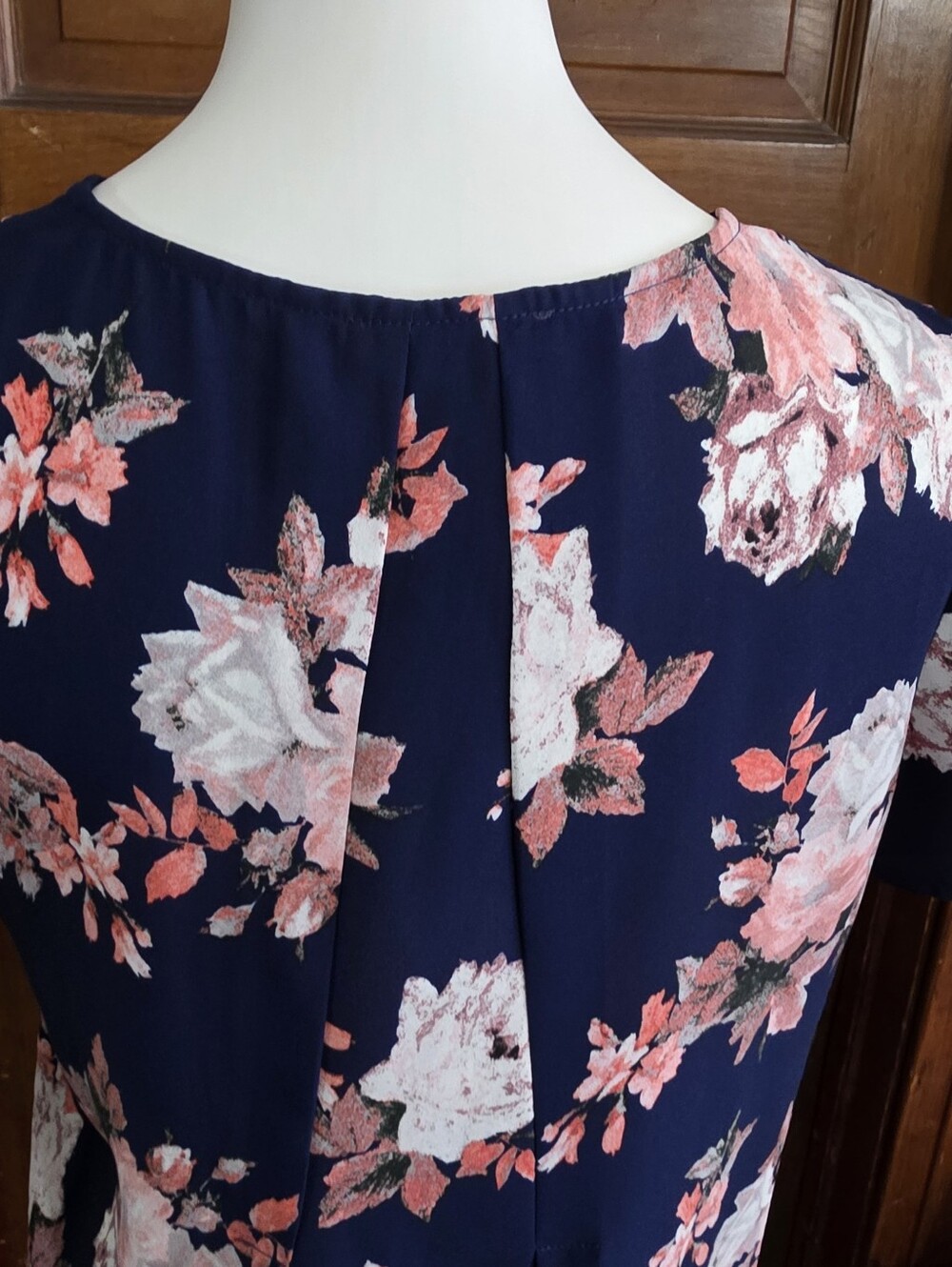 Chelsea & Theodore Navy Floral Short Sleeve Blouse Size S - Picture 6 of 9